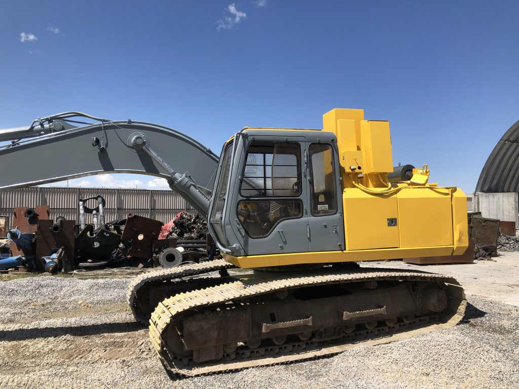 Excavator with booth and claw gray, back yellow